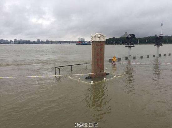 图为龙王庙石碑基座已经没入水中。