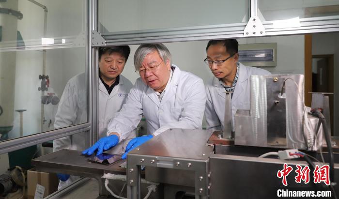 浙江大学材料科学与工程学院教授韩高荣带领团队进行科研工作。浙江大学提供