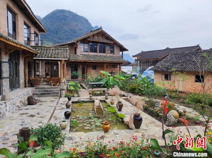 图为艺术家在洪江村改造的老屋庭院一角。刘美伶 摄
