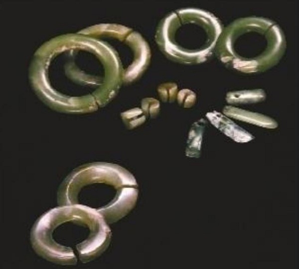 8000年前的岫岩玉器——兴隆洼文化玉器组合。.jpg