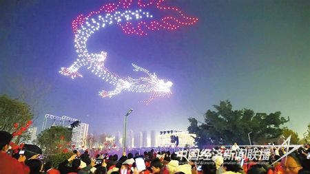 2月10日，一条由1500余架无人机组成的巨龙在赣州经开区章江左岸公园上空翱翔.jpg?v=1708349014