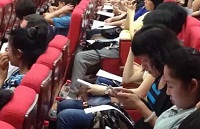 开会看手机.jpg