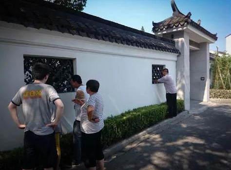 许多人窥探周永康老家宅院.jpg