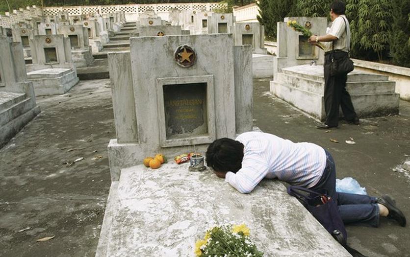 四十多年后，郦材江烈士的妻子于凤娇，第一次来到丈夫位于越南盛兴陵园的墓前.jpg