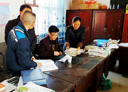 图为重安市场分局局长廖朝军在开展执法检查.jpg