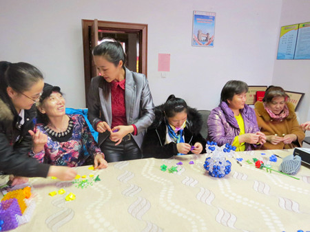新华社区：居民巧手编织七彩生活摄影：王春艳.JPG