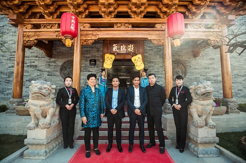 03中国大院领导和两位王子合影.jpg