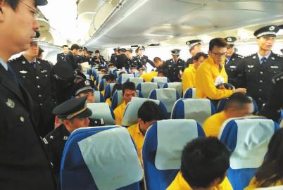 97名电信诈骗犯罪嫌疑人从马来西亚被押解回国.jpg
