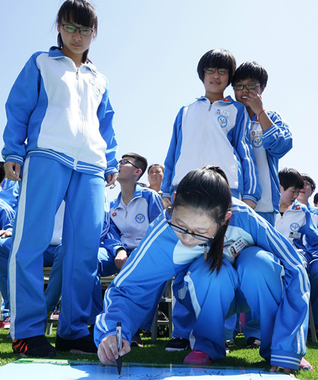 平邑县举办纪念五四运动97周年暨18岁成人礼主题活动1.jpg