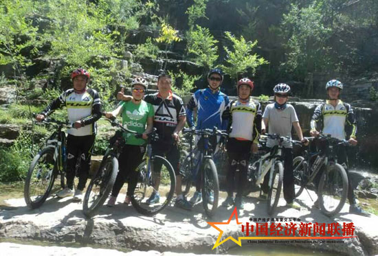 1464307322750581.jpg 骑行者在景区留影.jpg
