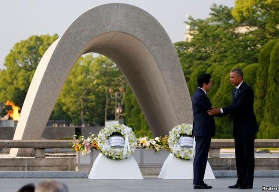 1464495086670092.jpg 美国总统奥巴马和日本首相安倍晋三敬献花圈.jpg