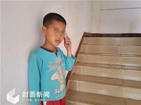 听说爸爸又不回来,林快哭了。