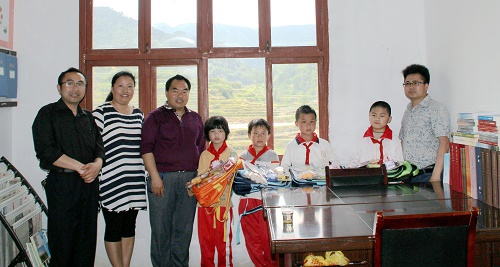 县史志办的同志与受慰问的留守儿童在一起.jpg