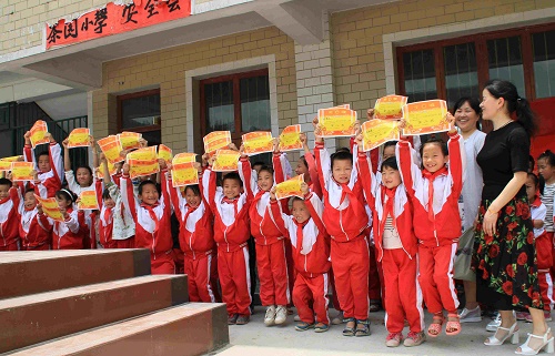 留守儿童们获六·一奖励的喜悦.jpg