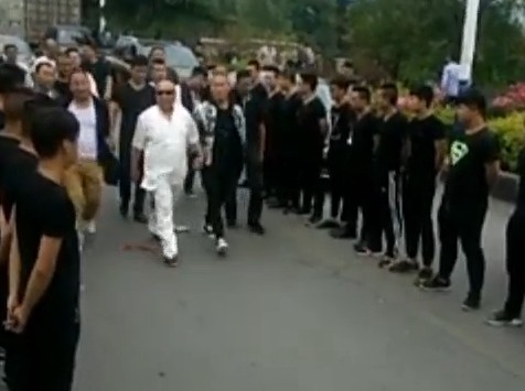 监狱外现场