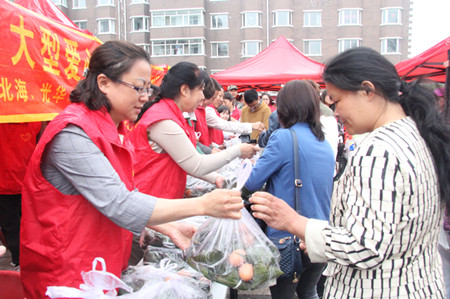 领导为贫困户发放鸡蛋和粽子1.JPG