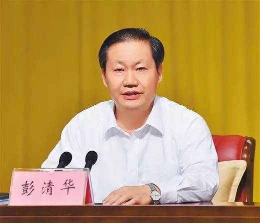 1970年，因父亲工作调动，彭清华也转学到大冶一中。那时，从彭清华的家到大冶市区的车很少，为了锻炼意志，他每天步行20多公里上学。