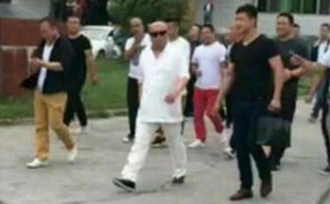 黑老大,高调出狱.jpg