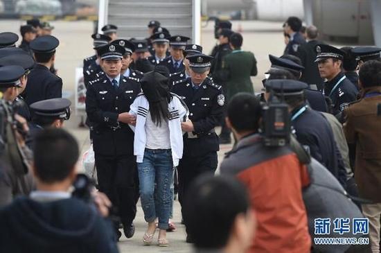 2015年11月10日,在杭州萧山国际机场,78名犯罪嫌疑人被浙江警方从柬埔寨押解回国。