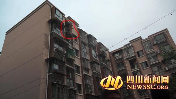 男子从楼上跳下