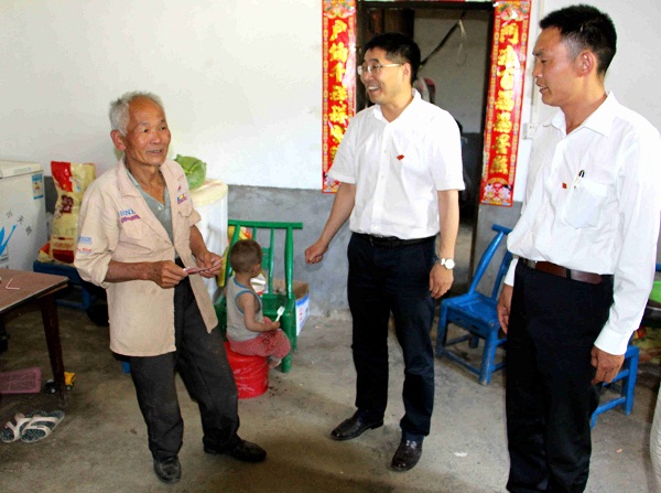 1466239932455068.jpg 2 党员干部慰问巴东县绿葱坡镇思阳桥村贫困老党员.jpg