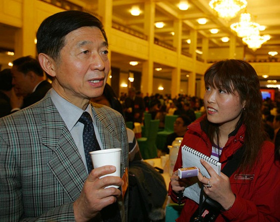 吴建民对媒体态度非常开放，注重跟媒体沟通.jpg