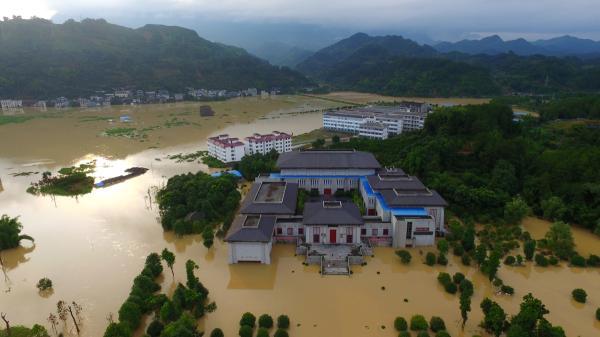强降雨袭击南方大部 江西鄱阳河堤溃口转移1.3万人