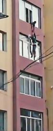 丈夫抓住悬在窗外妻子 失去力气后放手妻子坠亡