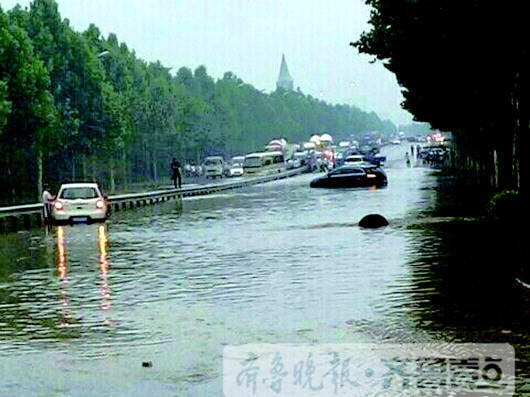 6月21日,济南东城下起暴雨,傍晚有汽车被困水中。据齐鲁壹点壹粉“雪景往事”