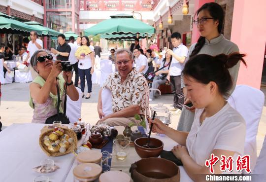 6月26日,外国人士体验中国茶文化。韩海丹 摄