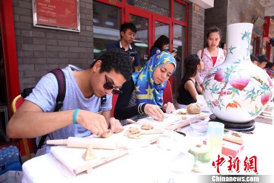 6月26日,外国人士体验制作中国非遗艺术品。韩海丹 摄