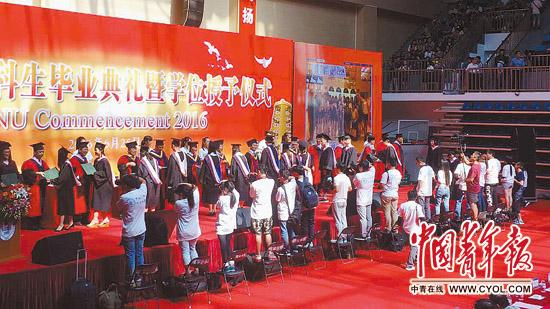 校长毕业典礼金句比拼:戳心窝接地气赶时髦