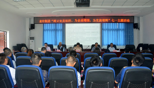 优抚老党员代表讲述工作经历.jpg