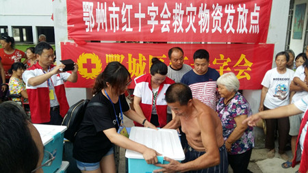 1468552014830544.jpg 志愿者发放赈济家庭箱_副本.jpg
