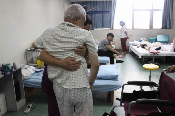 1469100255983329.jpg 护工精心护理病人.JPG