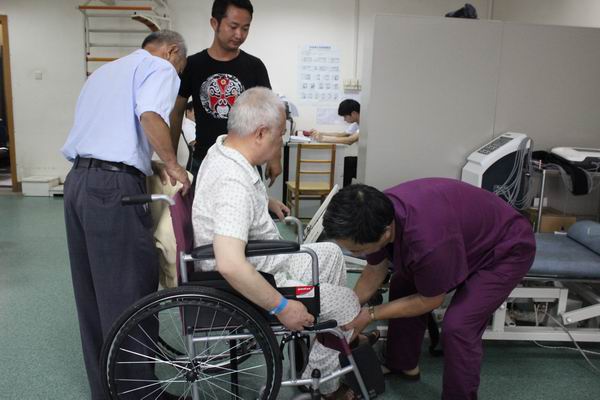 1469100303549309.jpg 护工精心护理病人2.JPG