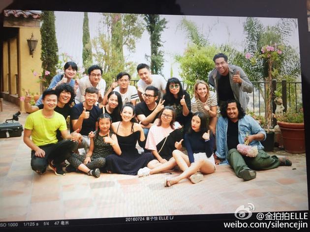 章子怡与大女儿小苹果亲密搭肩