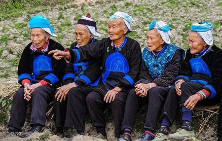 图为享受到“惠老政策”的革家老人们_副本.jpg