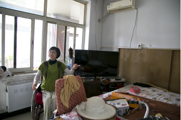 白荣珍在家中向记者介绍生活起居情况。中国青年网记者 孙钊 摄