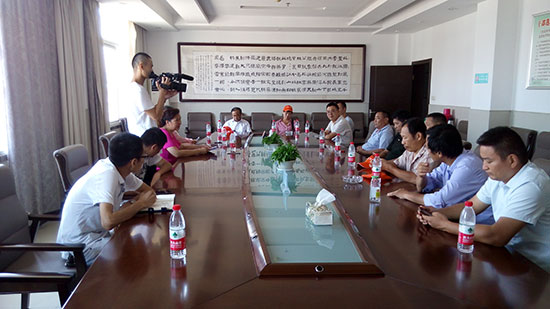 查看残疾人无障碍设施座谈会.jpg