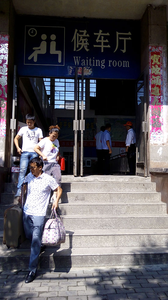 中心车站没有残疾人无障碍设施.jpg