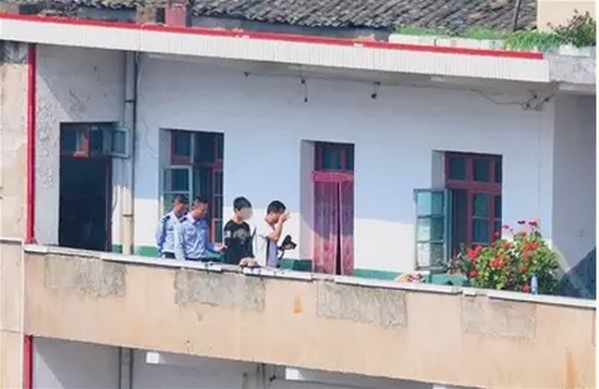 邵阳民警带着涉嫌杀害老师的刘某，回到学校指认凶案现场。