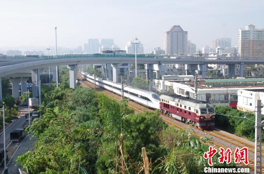 台风过后内燃机车助厦门动车组“脱困”(图)