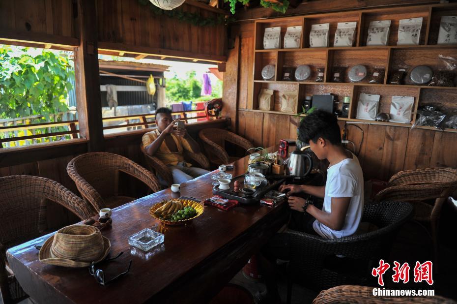 9月16日,云南澜沧景迈山上的少数民族村寨。云南澜沧景迈山,是普洱茶的主要产区之一,山上居住着拉祜族、布朗族、傣族等多个少数民族,这些少数民族世代制茶,景迈山得天独厚的自然环境和茶人们精湛的手艺使这里的普洱茶远近闻名。据景迈山翁基村布朗族村民介绍,他们的家庭年收入达到40万元左右,这在当地属于中等收入水平。据公开资料显示,景迈山的少数民族种茶有近2000年的历史。是普洱茶的原生地之一。 中新社记者 任东 摄