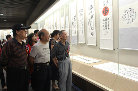1475113965382717.jpg 鄂州市人大常委会原副主任胡盛海等参观书法展.JPG