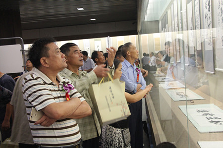 1475113973577331.jpg 鄂州市原副市长严国本等参观书法展.JPG