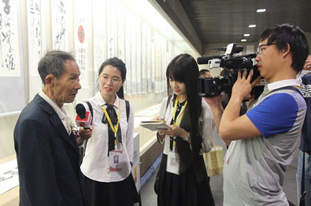 1475113991427326.jpg 胡昌绪先生接受媒体采访.JPG