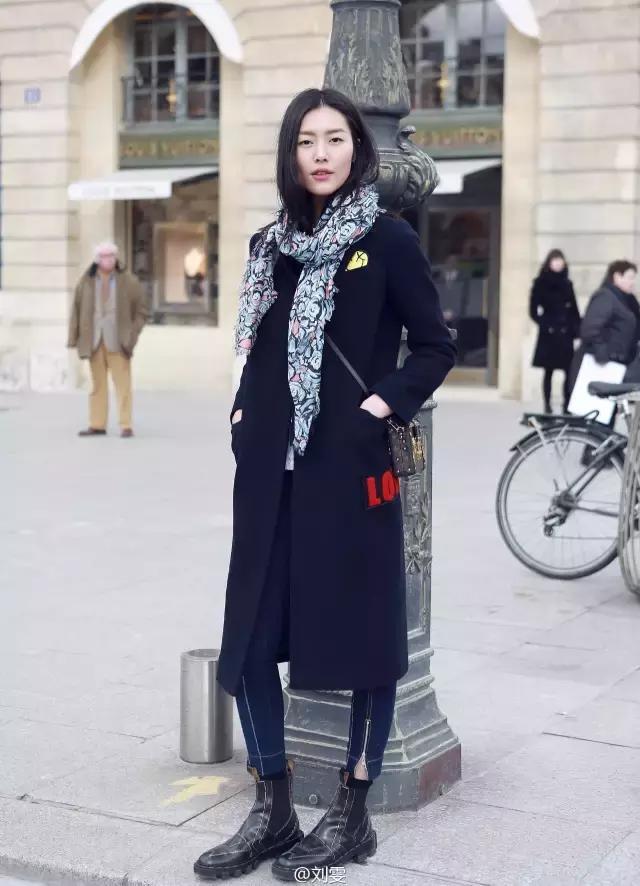 学会oversized外套+短靴的经典套路，让你美成一道街景