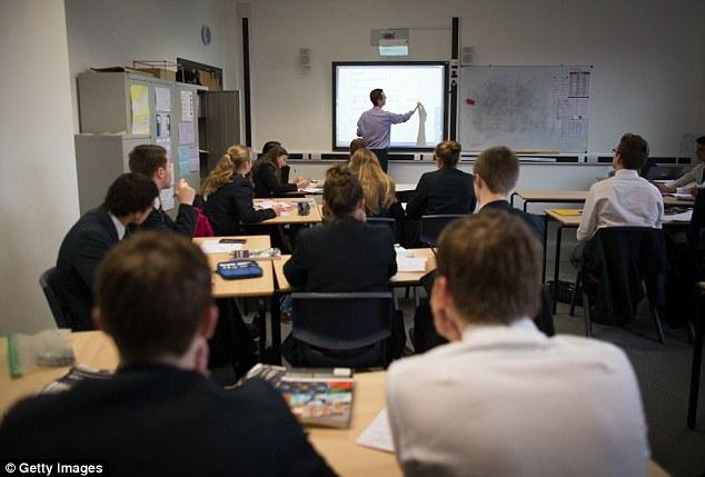 移民引学生数量激增 英国学校开启“大班授课”