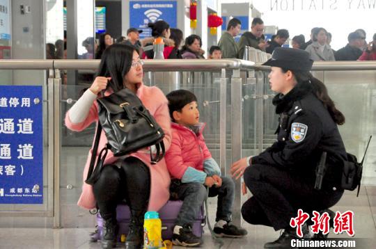 针对携带儿童独自出行的女性乘客，公安民警开展出行安全知识宣传。吴正琪摄